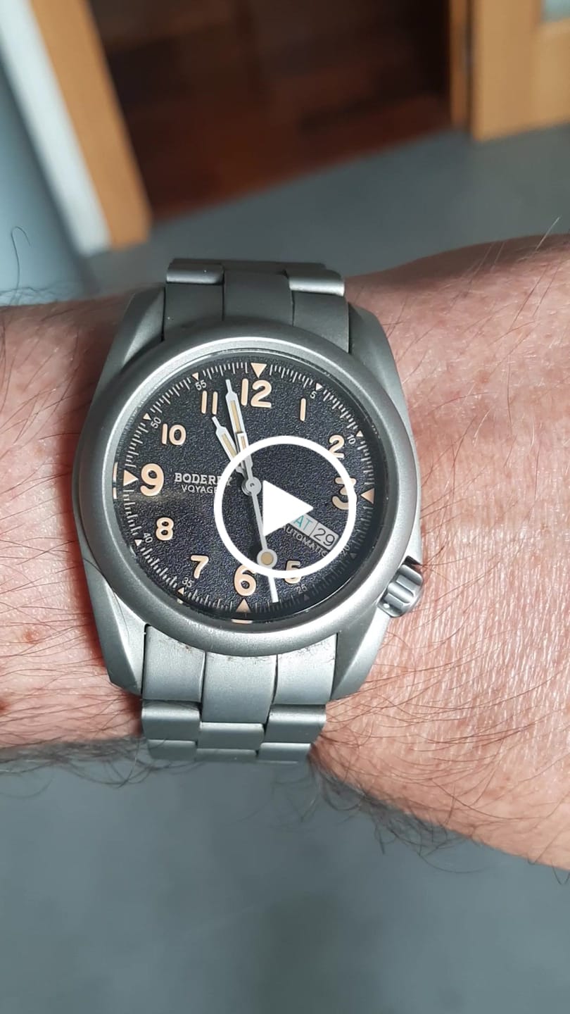Customer video review of VOYAGER - 100M Waterproof Titanium Automatic Field Watch | Volcanic Gray-bracelet