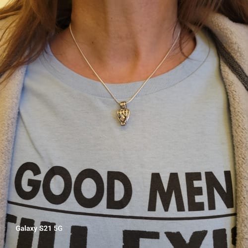 Customer photo review of FEBLOVE™ Ocevara Luxe Necklace