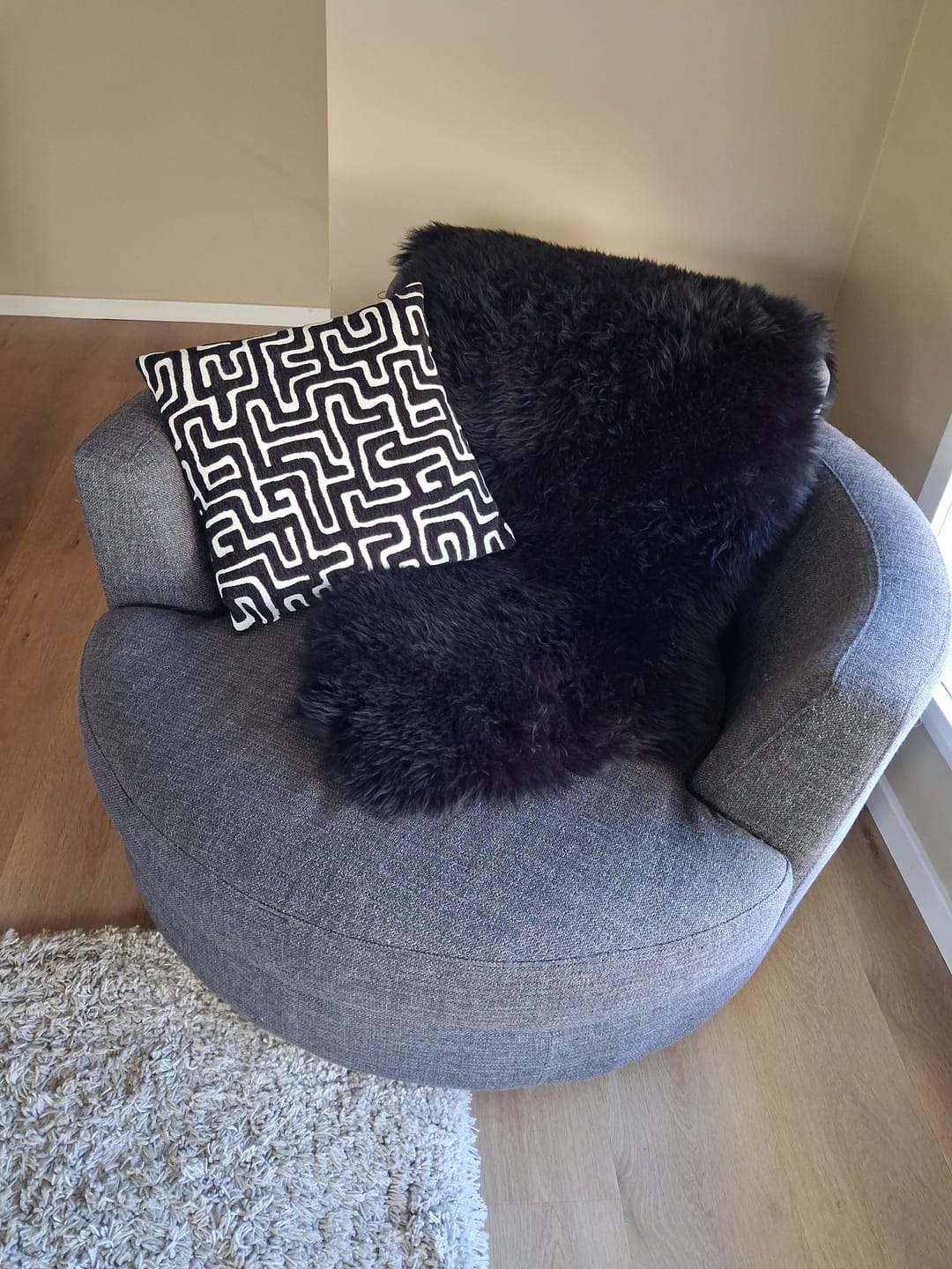 Customer photo review of Medium- Single Long Wool Sheepskin Rug