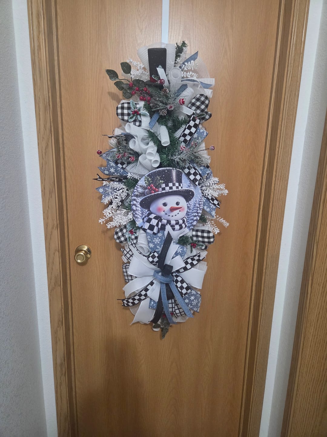 Customer photo review of Snowman Sign, Winter Sign, DECOE-5547-D, Sign For Wreath, 10" Wood Sign