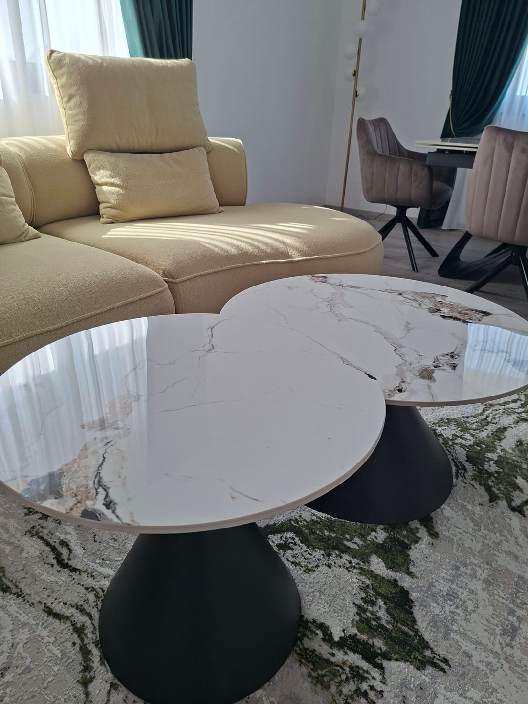 Customer photo review of Masuta cafea GORETTI, alb cu efect de marmura/negru/auriu, otel, 80x80x42 cm