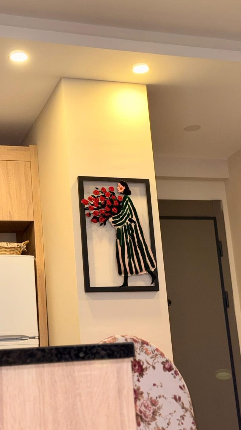 Customer photo review of Rose Lady Metal Tablo