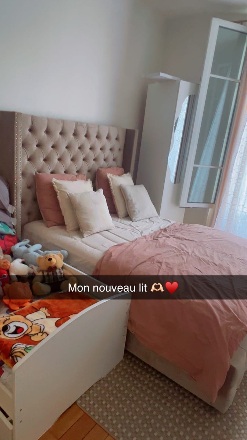 Customer photo review of Lit capitonné design velours avec grande tête de lit - ELARA