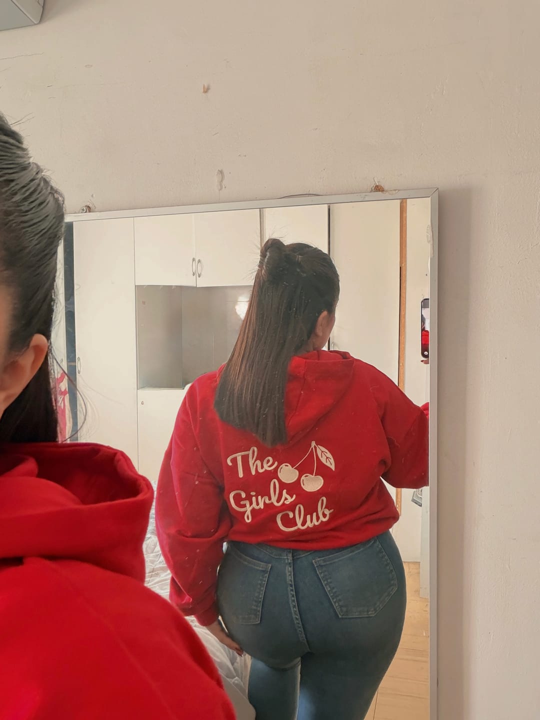 Customer photo review of POLERÓN HOODIE ROJO - OVERSIZE CON GORRO LOGO Y ESPALDA BORDADO