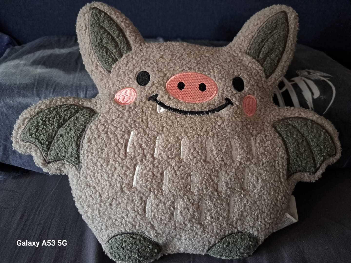 Customer photo review of Fledermaus Kissen Bouclé – Kuscheliges Dekokissen für spooky Stimmung