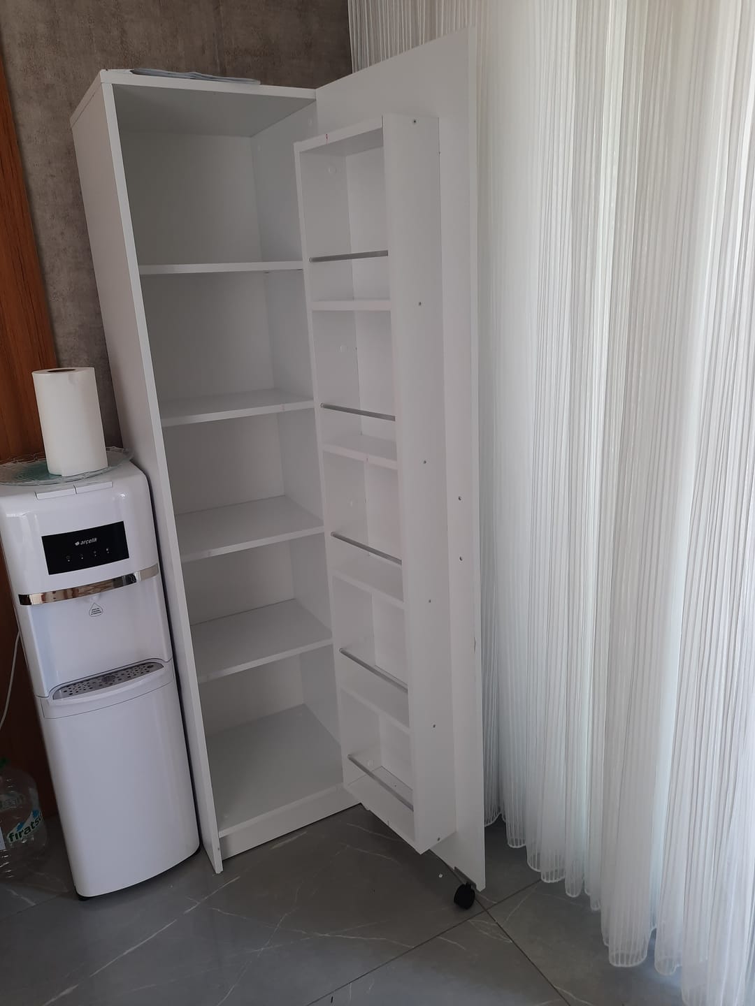 Customer photo review of Rani JE104 Çok Amaçlı Dolap Tekerlekli Tek Kapaklı Kiler Erzak Mutfak Dolabı Beyaz