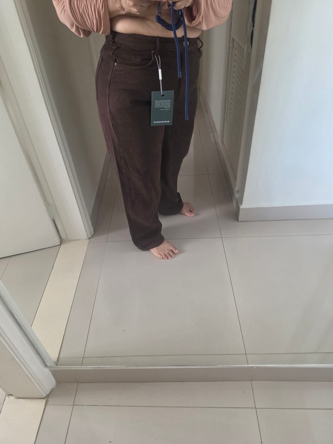 Customer photo review of Calça Jeans Reta Araçá Marrom Escuro