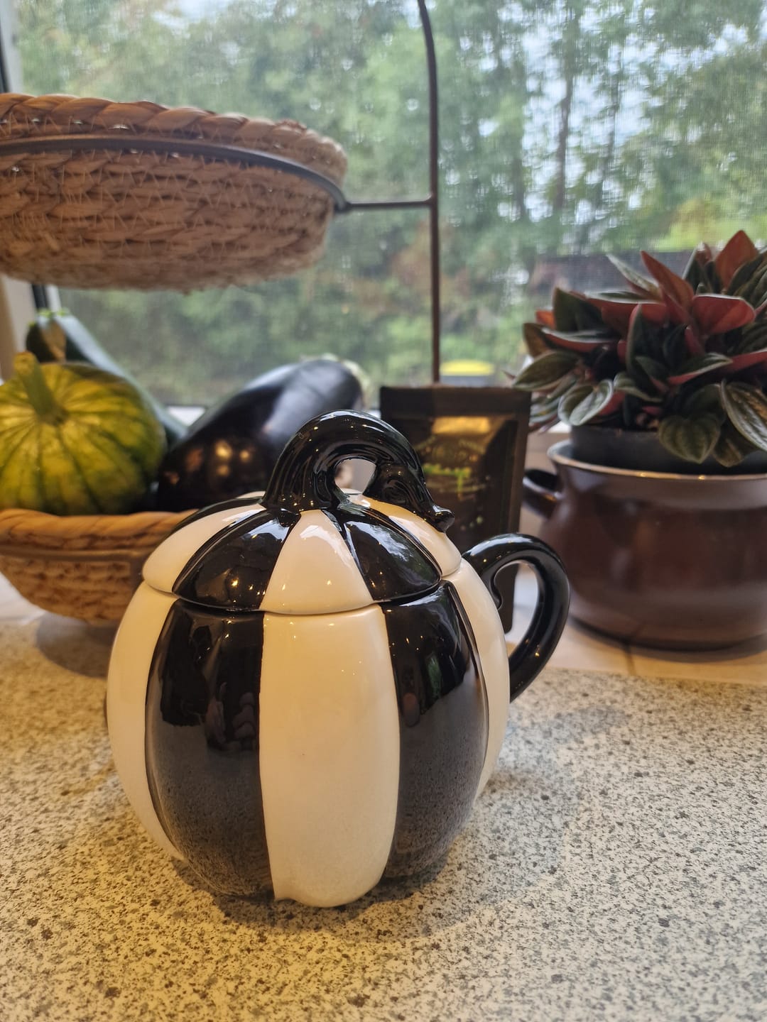 Customer photo review of Gestreifte Kürbis Tasse mit Deckel – Schwarz-weiße Spooky Tasse