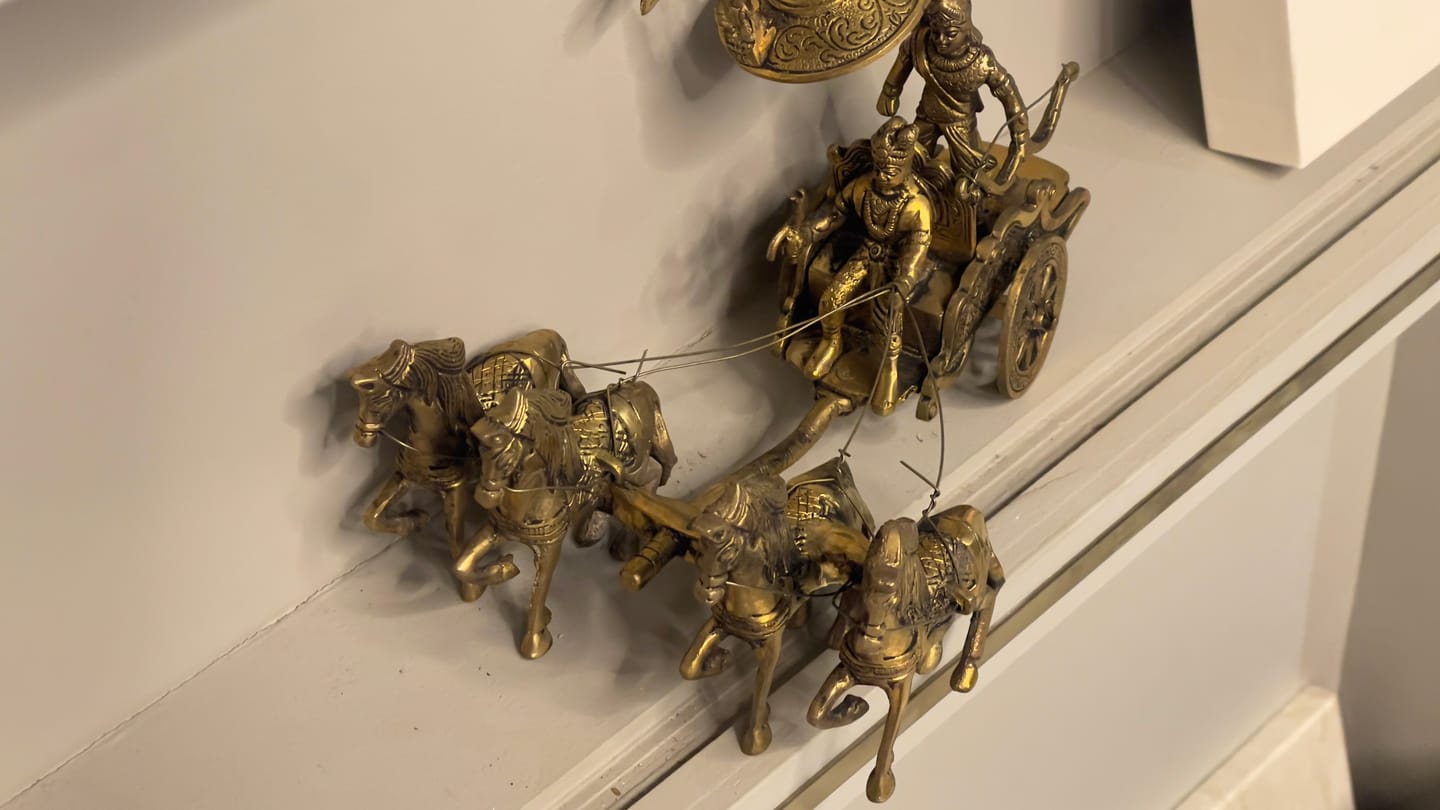 Customer photo review of Krishna and Arjuna's Pure Brass 4-Horses Rath Statue Idol Decorative Showpiece for Home, Office, Living Room by Vastu Mandir | 24 x 18 x 23cm | 2.35 kg