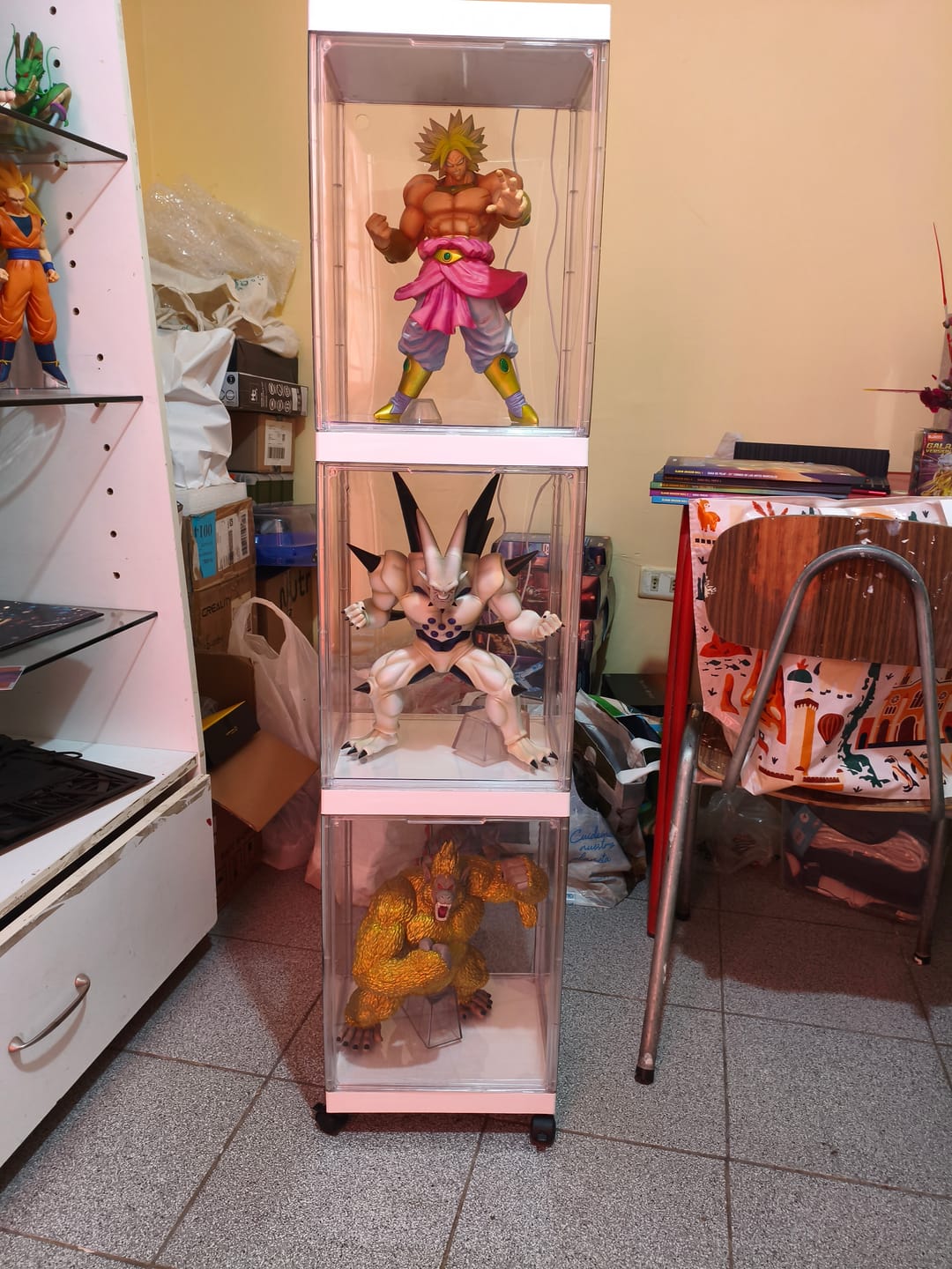 Customer photo review of Cubierta Acrilica LED 3 Niveles - Caja Exhibidora - Grande - Multibandeja de Apertura Vertical - 29.3 x 25.4 x 128.4cm