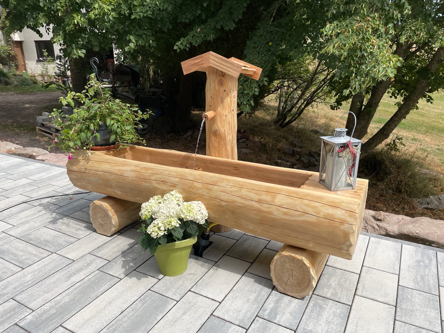 Customer photo review of Holzbrunnen ,,Fellhorn" flacher Holztrog aus Lärche