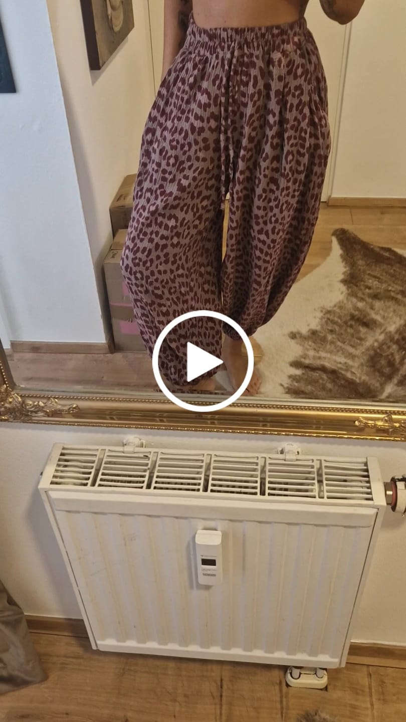 Customer video review of Musselin Ballon Hose mit Gummizug an den Bündchen LEO Power burgundy/taupe
