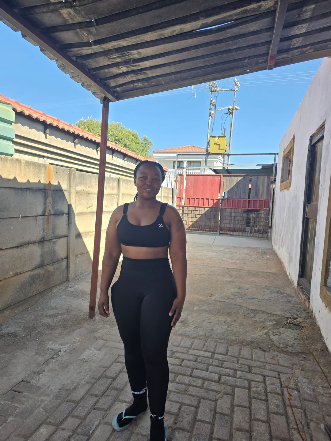 Customer photo review of Plain Crossover High-Rise Leggings
