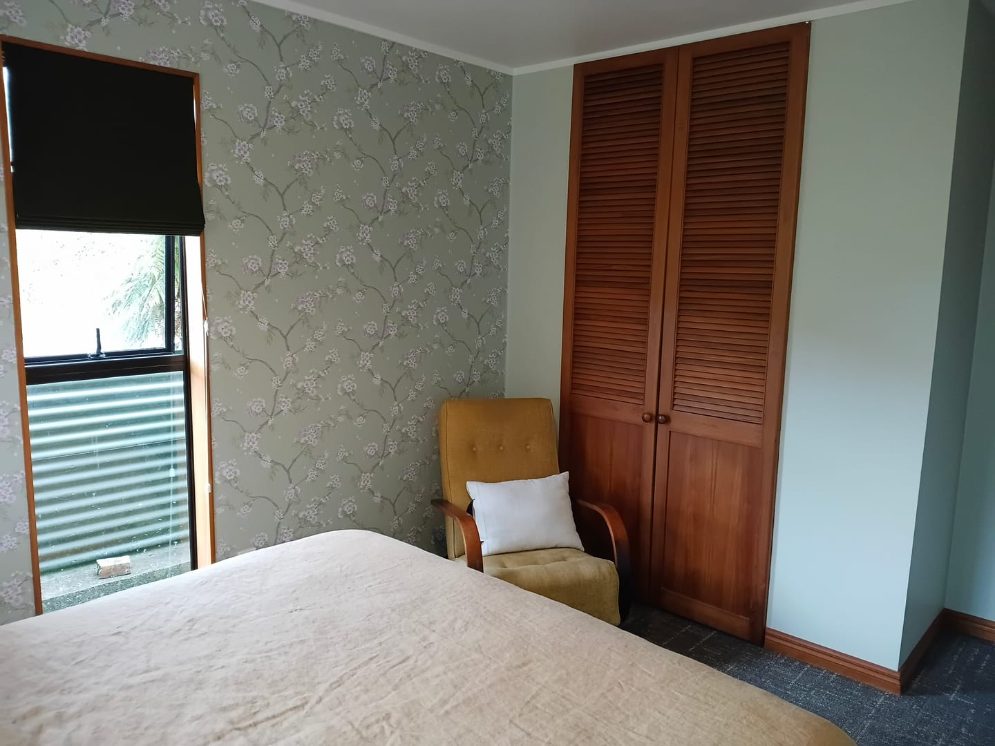 Customer photo review of Baroque Ornaments Wallpaper (Metropolitan Stories 3 Collection) - Black