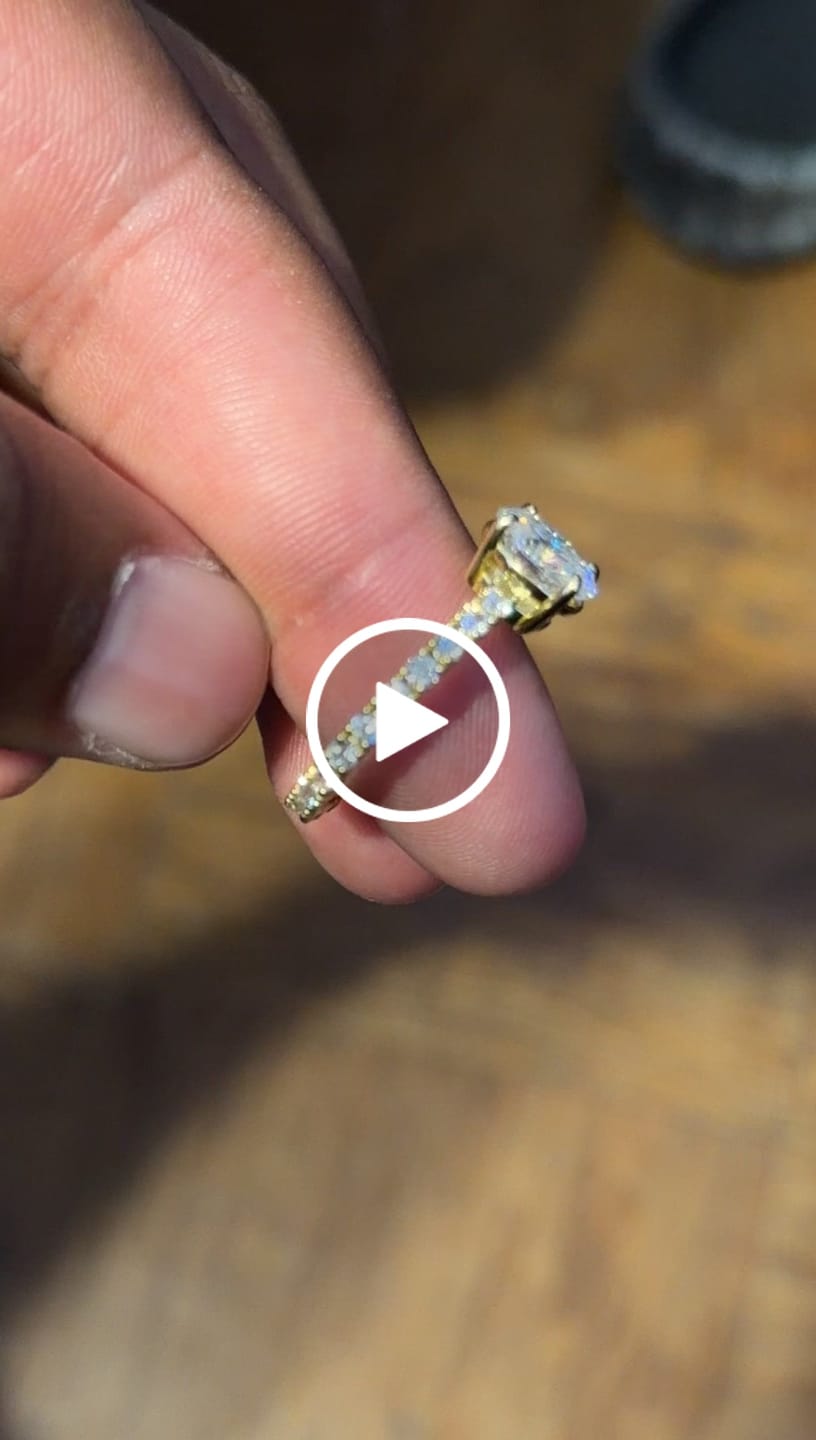 Customer video review of Luxury Velvet LED Jewelry Giftbox