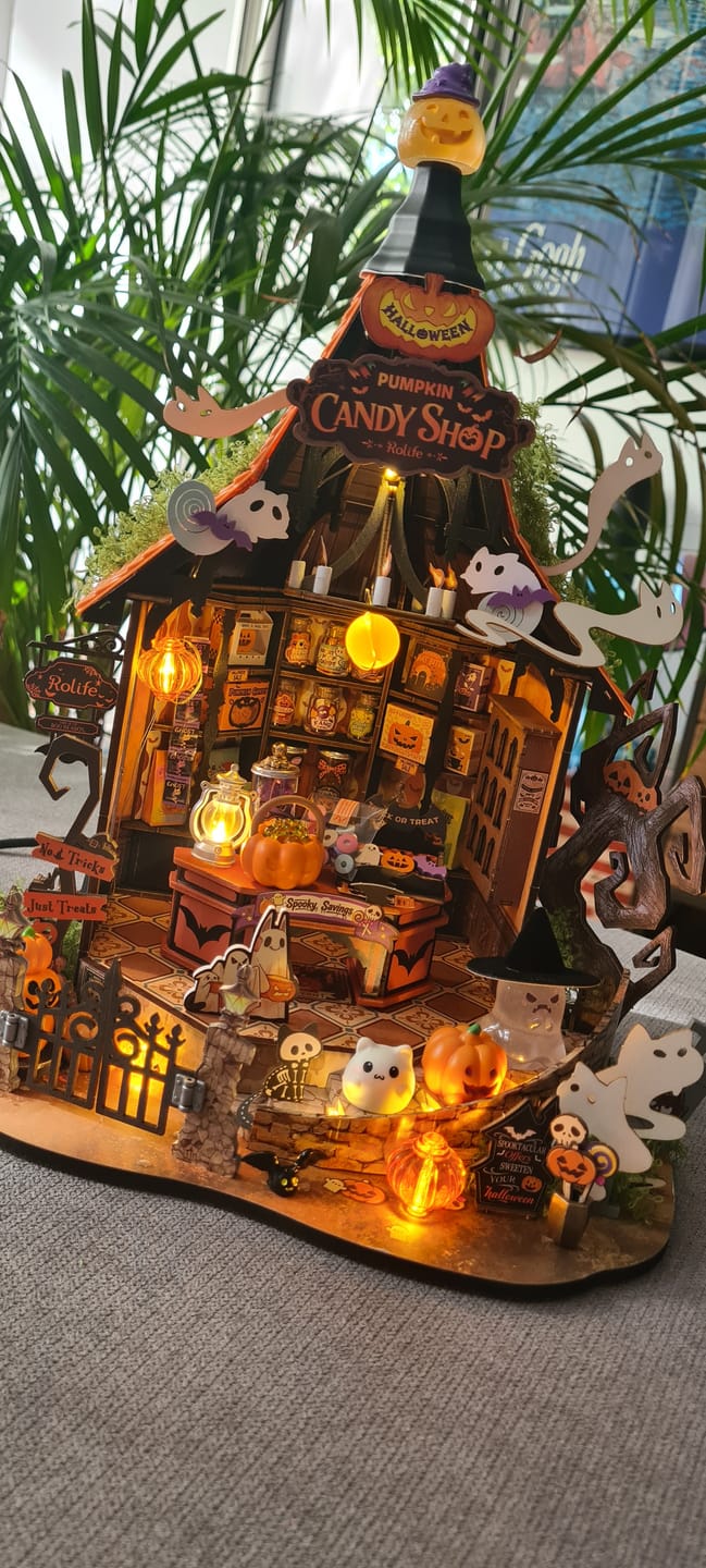 Customer photo review of Rolife Haunted Candy House – DIY Miniaturhaus für Halloween