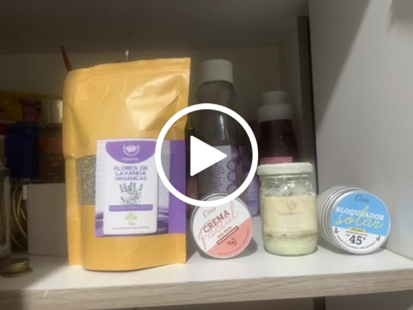 Customer video review of Crema facial Oiris con ácido hialurónico