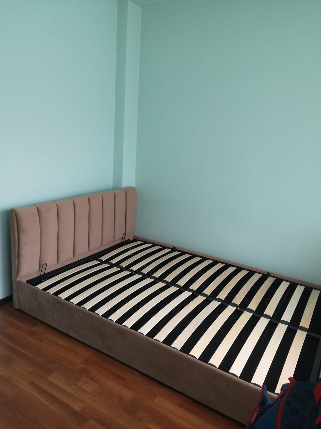 Customer photo review of Pat 140 cm MONTREAL, stofa catifelata bej - Bluvel 28, cu somiera si spatiu depozitare