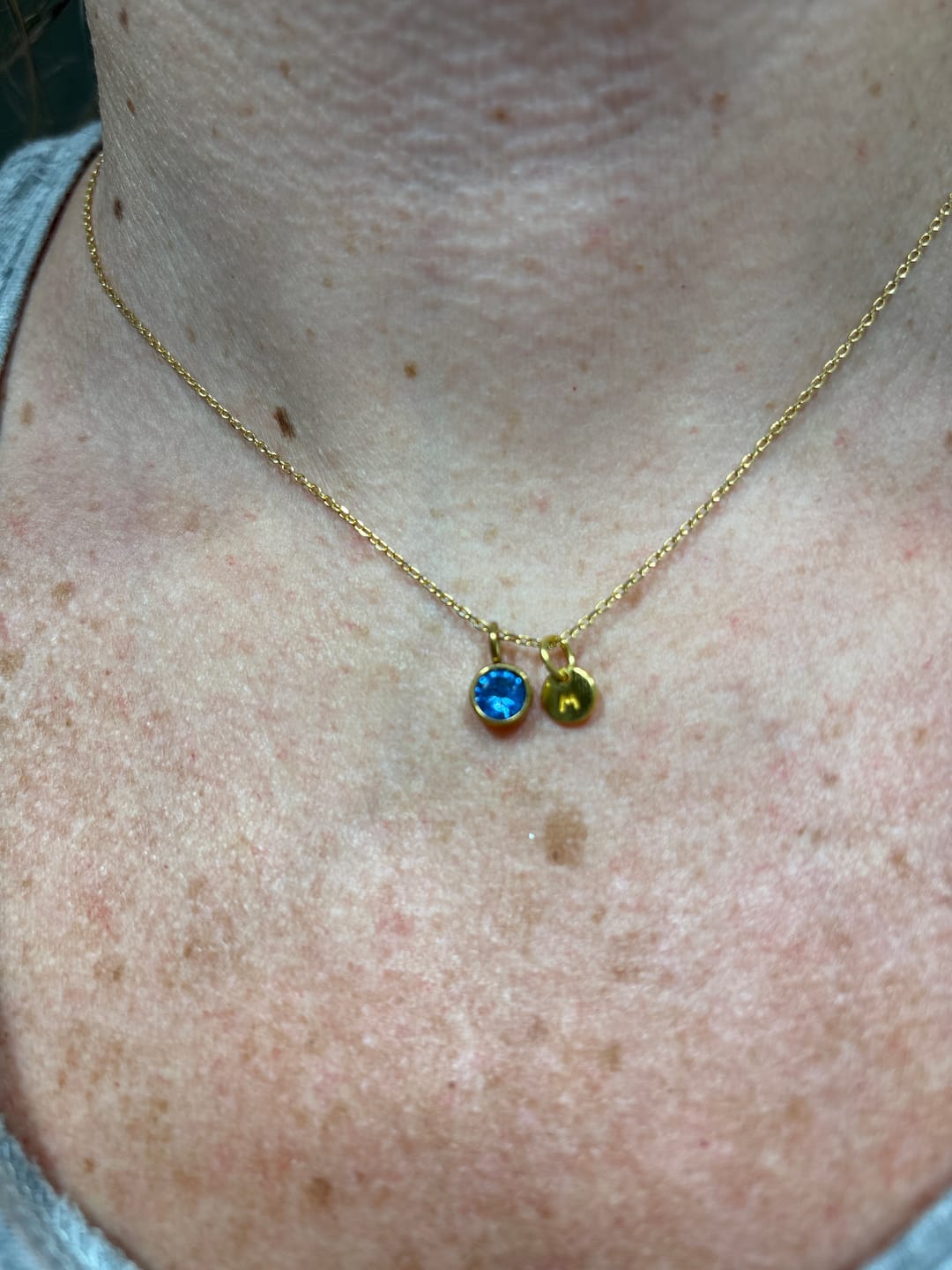 Customer photo review of Charm (Collar y Pendientes) - Iniciales Mini