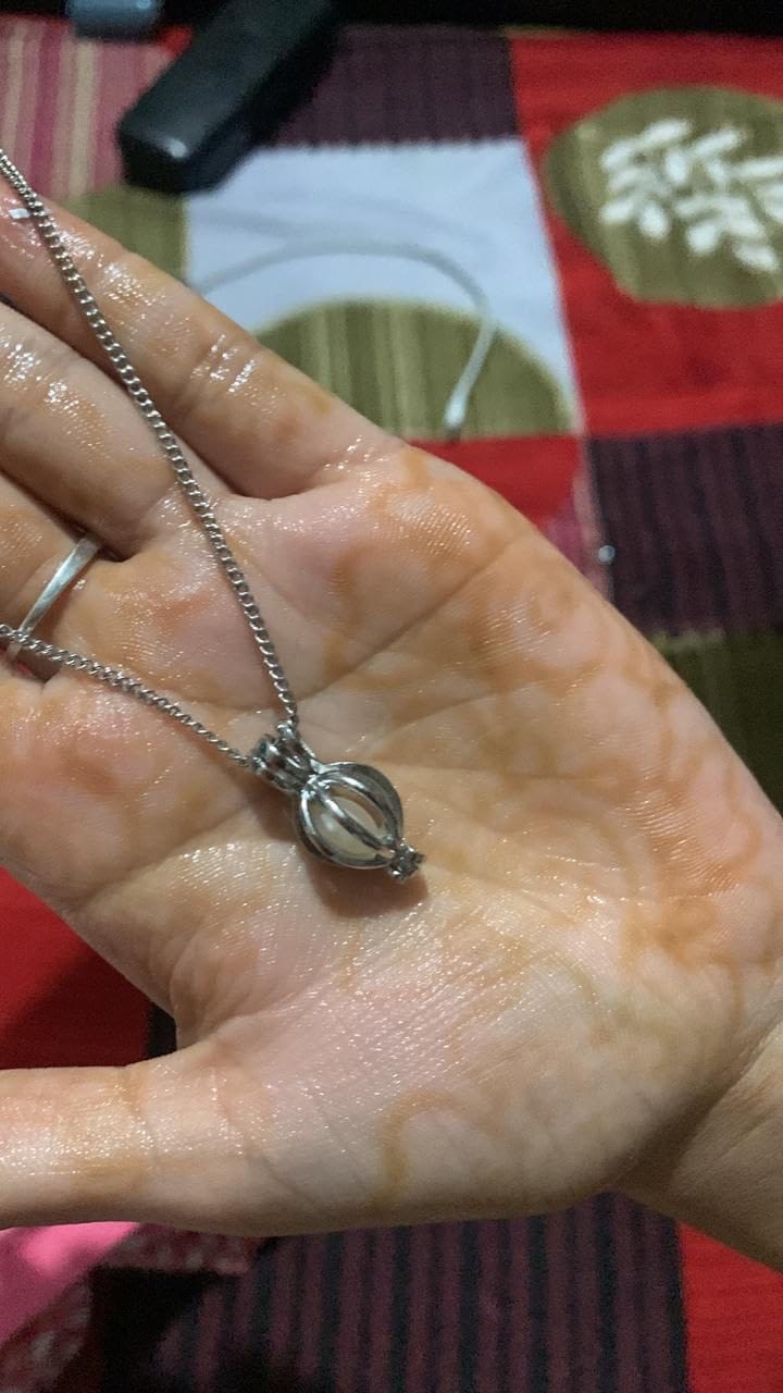 Customer photo review of FEBLOVE™ Ocevara Luxe Necklace