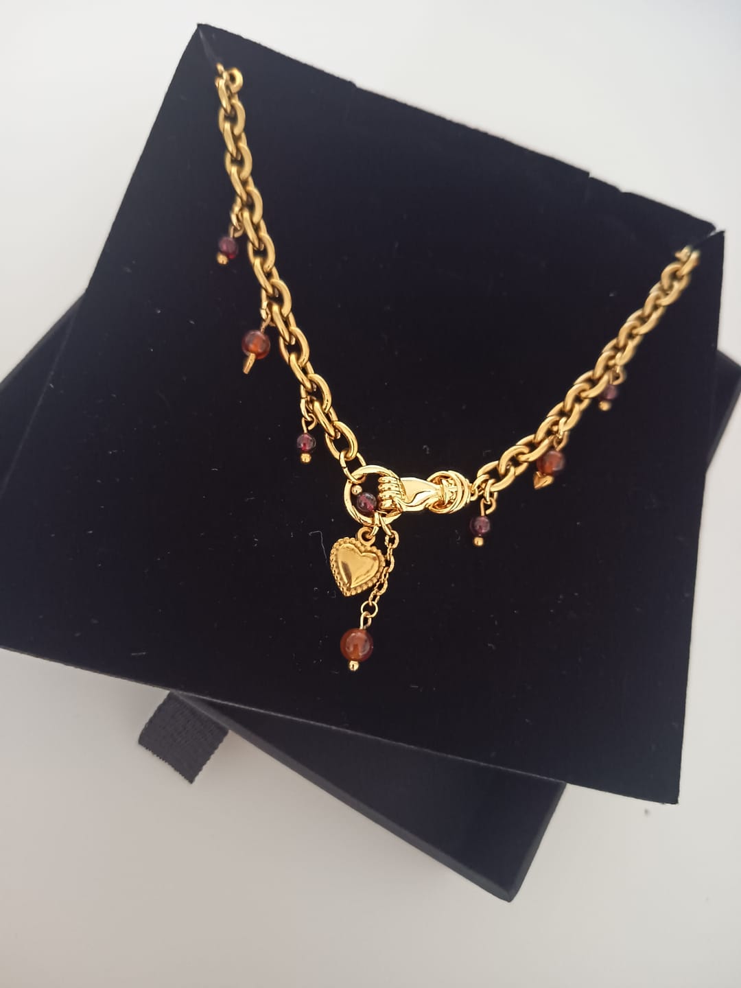 Customer photo review of Collier "Hands of mercy " - Acier inoxydable - Plaqué or 18ct - Perles grenat
