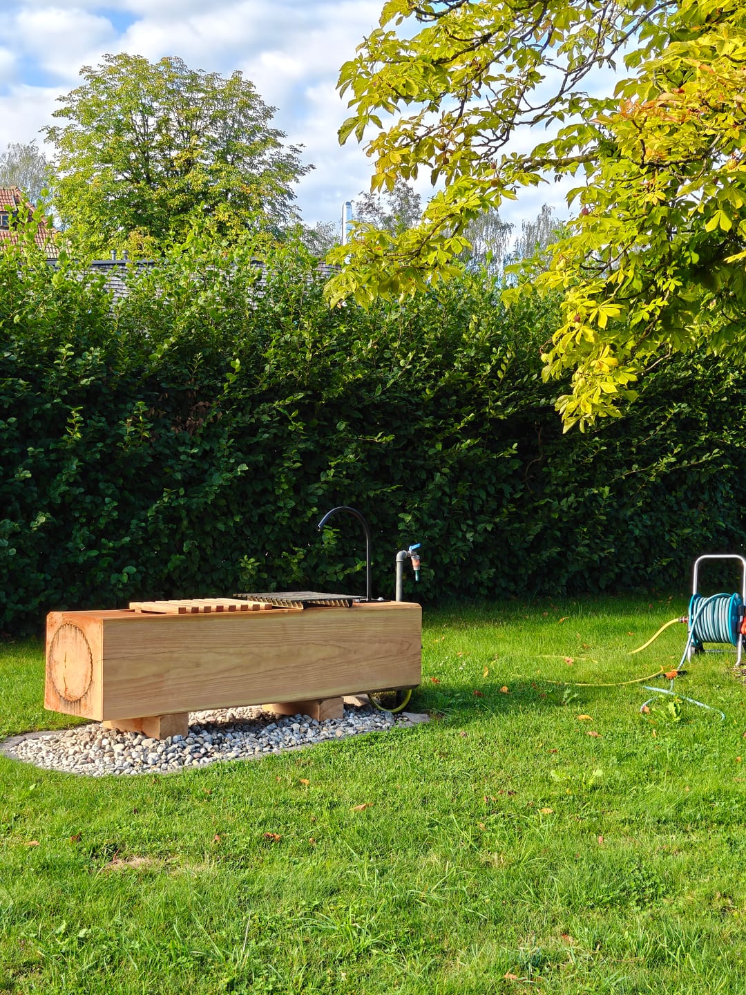 Customer photo review of Holzbrunnen ,,Buchstein" eckiger Holztrog Lärche mit Brunnenbogen