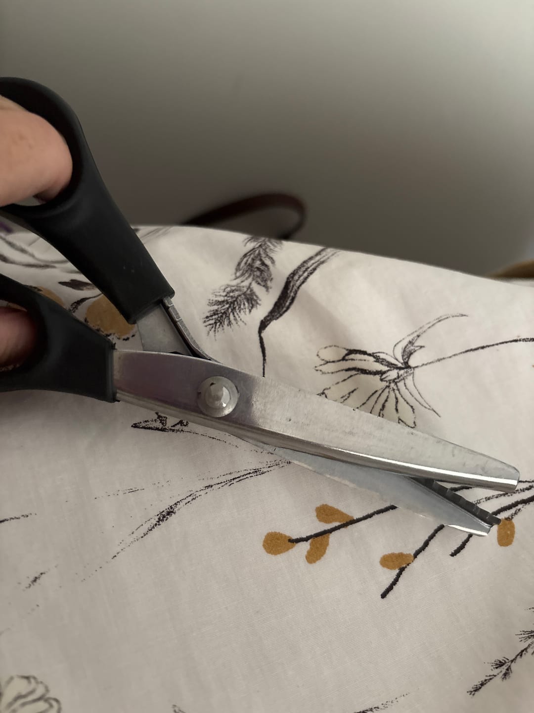 Customer photo review of TYIIPLUS™ Stainless Steel Pinking Shears – 9.1" Zig Zag Fabric Scissors for Sewing, Quilting, Dressmaking & DIY Crafts