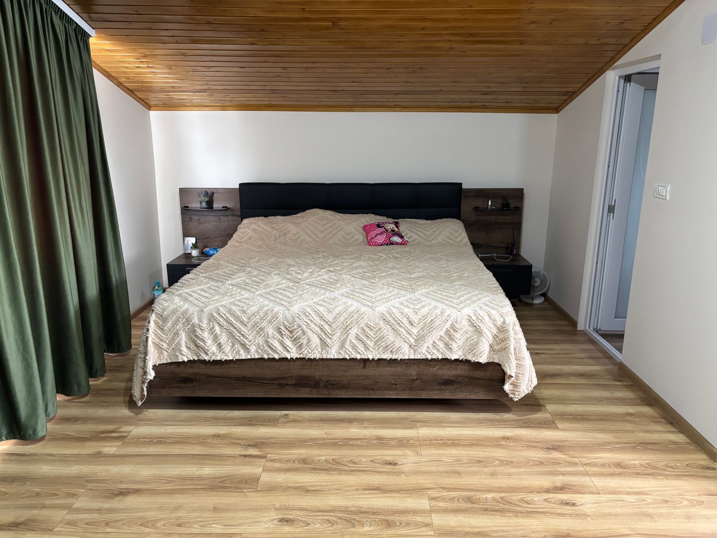 Customer photo review of Cadru pat KASSEL 180x200, nuc/negru, PAL/piele ecologica, cu iluminare LED si 2 noptiere integrate