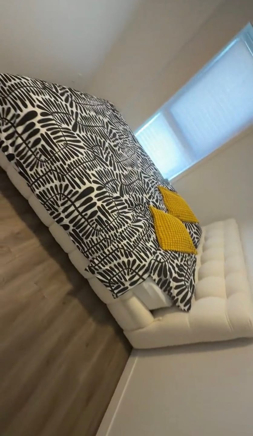 Customer photo review of LARKA - Base de lit rembourrée tissu bouclé blanc