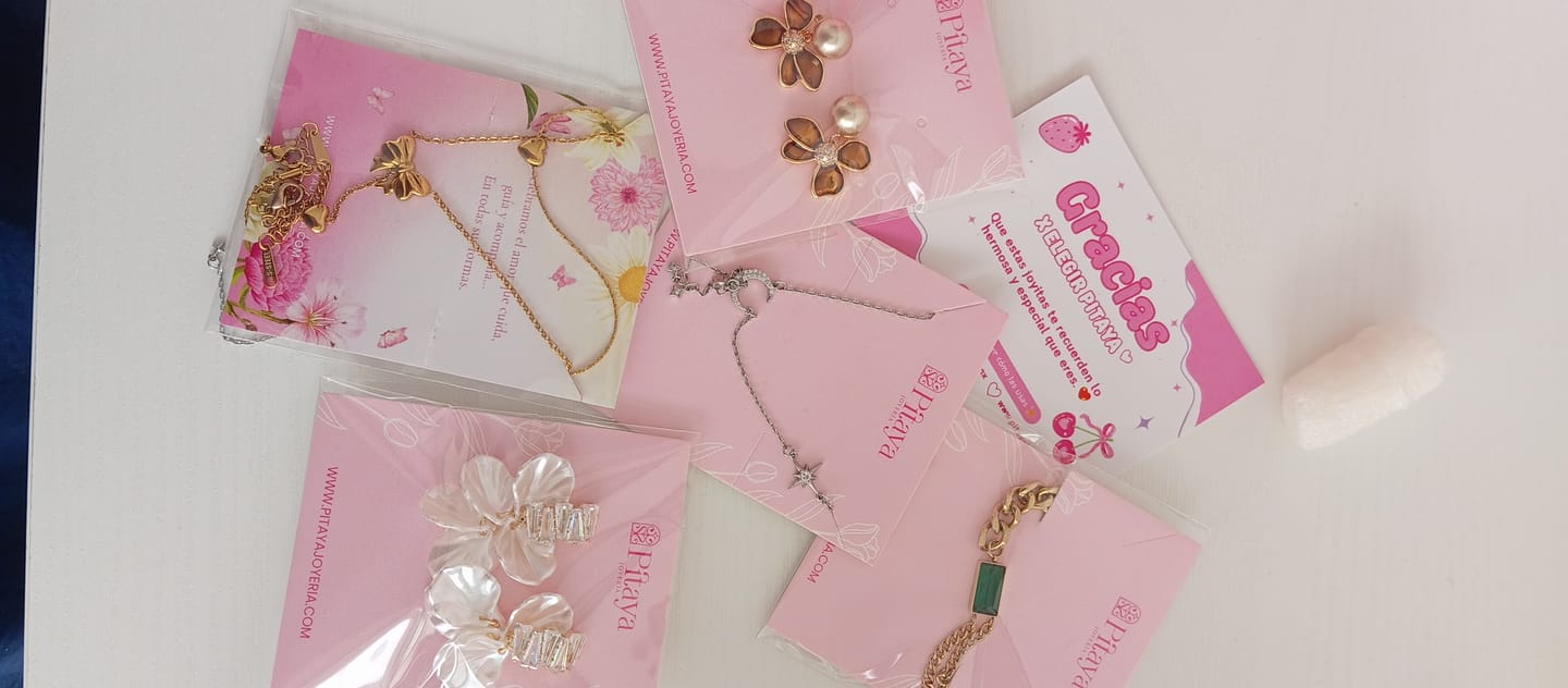 Customer photo review of Aretes de Pétalos Blancos con Zirconias