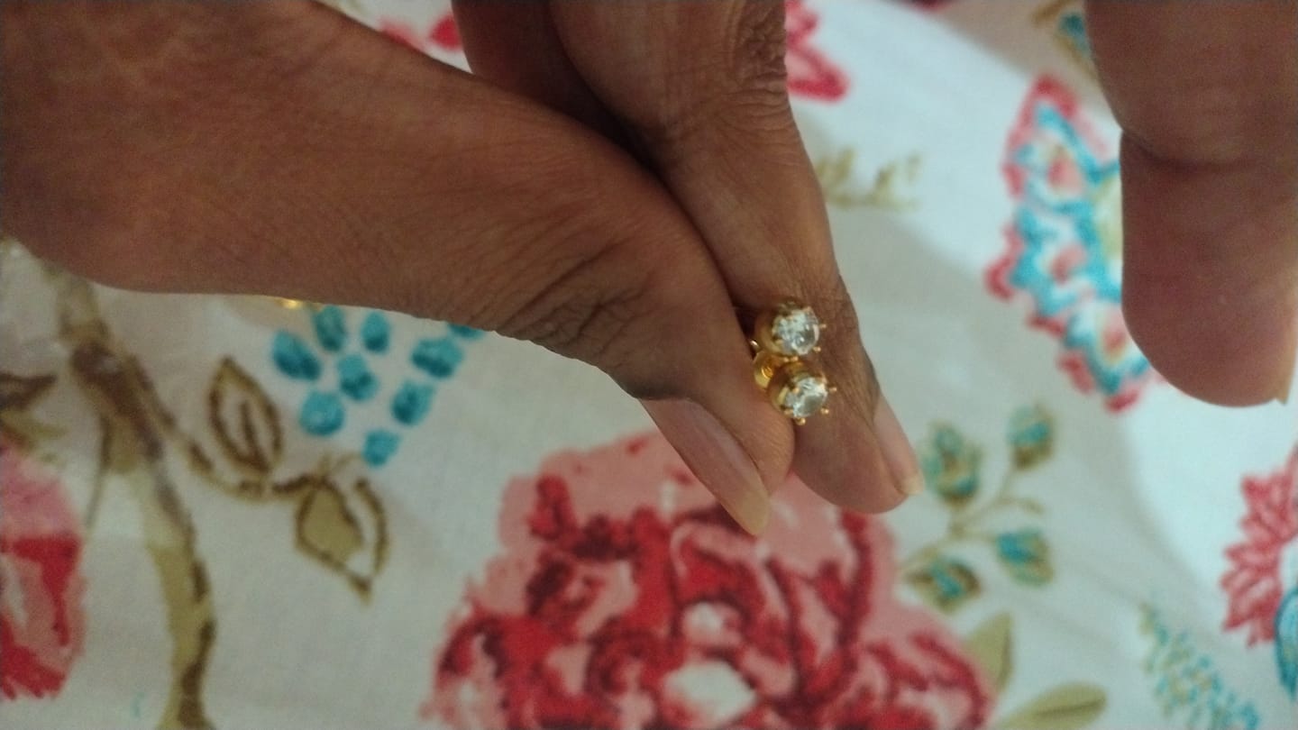 Customer photo review of Classic Gold Solitaire Diamond Studds