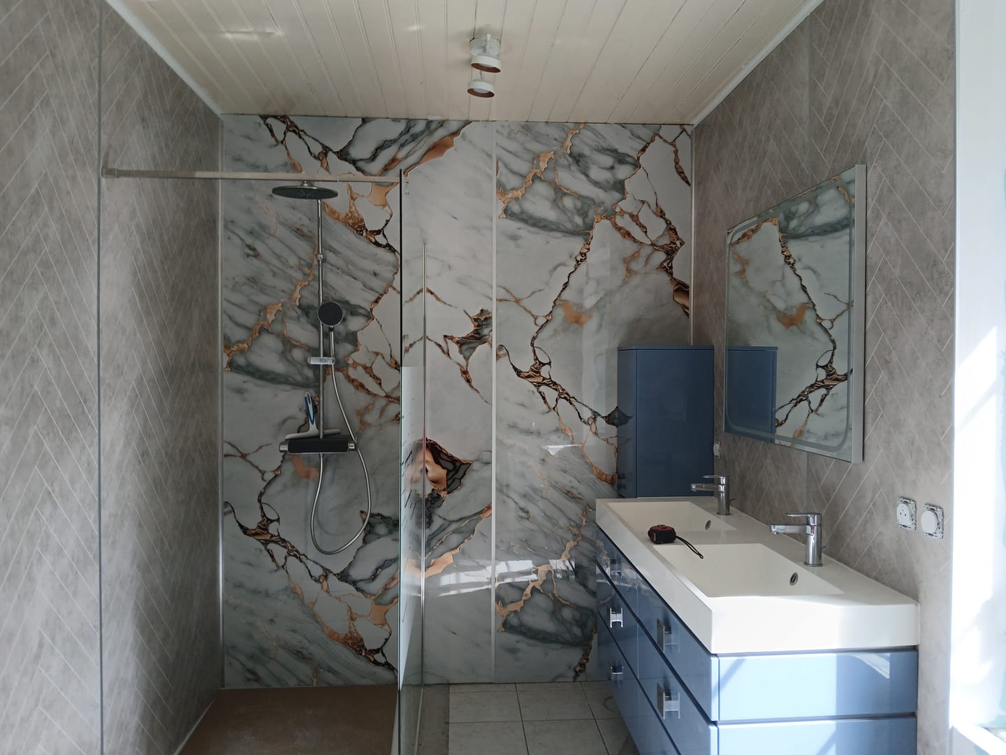 Customer photo review of Panneau Mural PVC Marbre Qatar – Veiné doré, Facile a Poser