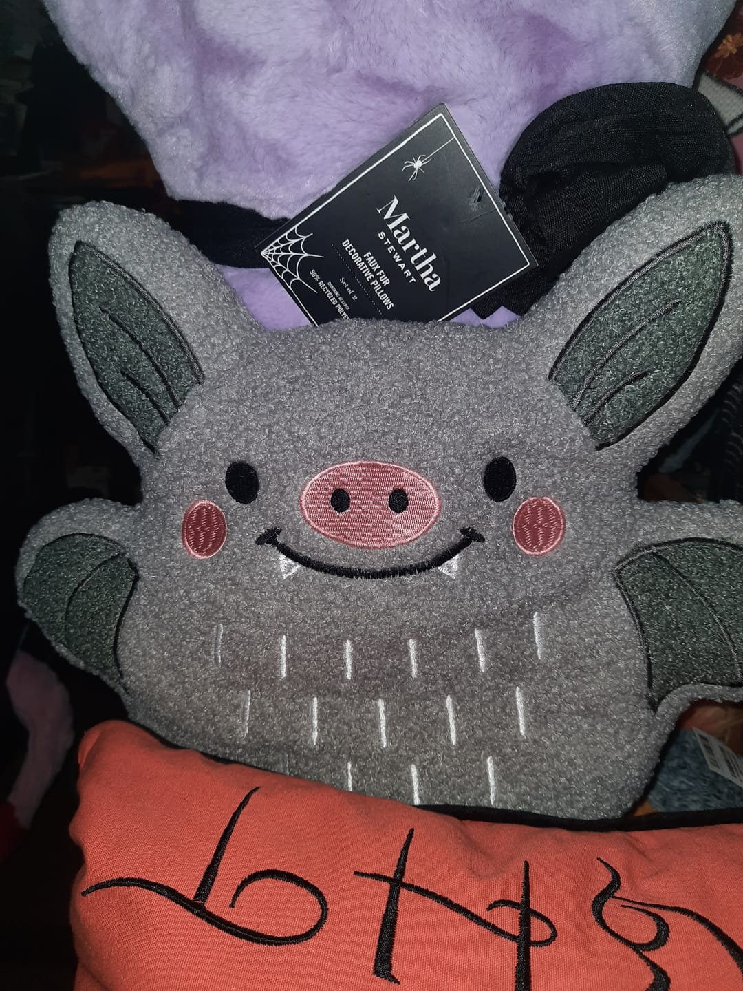 Customer photo review of Fledermaus Kissen Bouclé – Kuscheliges Dekokissen für spooky Stimmung