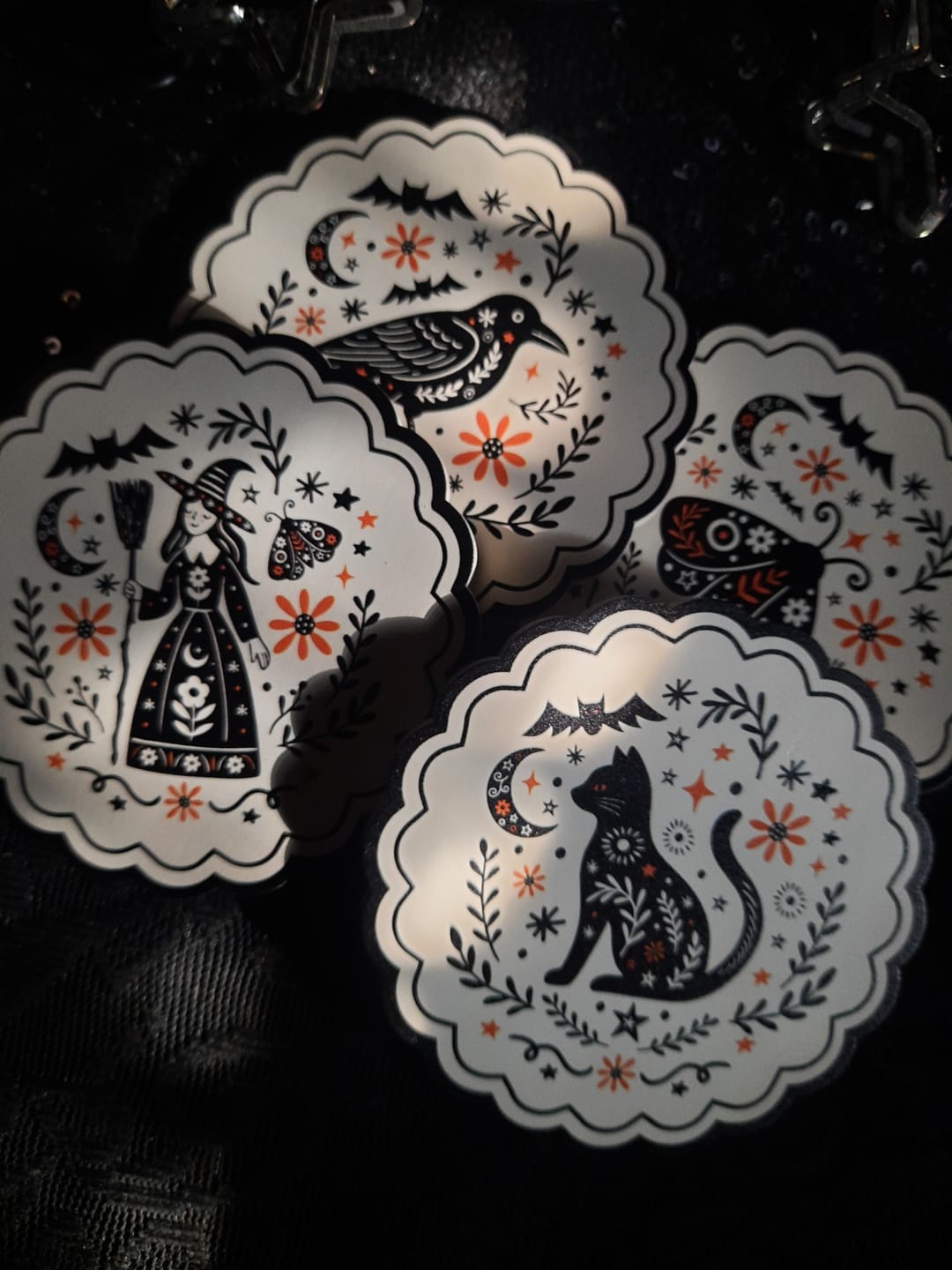 Customer photo review of Summerween Untersetzer-Set – Folk-Art-Look (Hexe, Katze, Rabe, Motte)