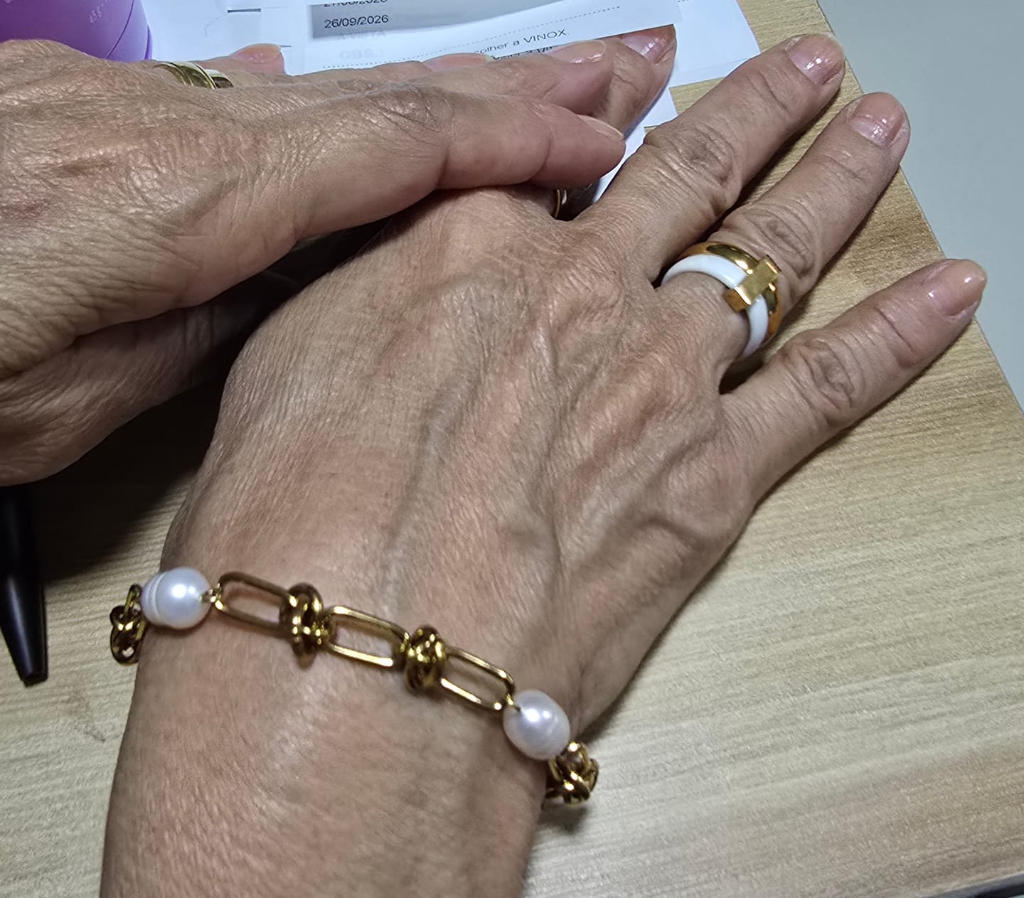 Customer photo review of Pulseira Nó e Pérolas Banhado em Ouro 18k