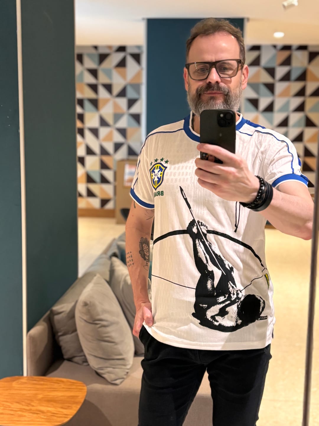 Customer photo review of Camisa  Seleção Brasileira branca 98 x Luta indígena
