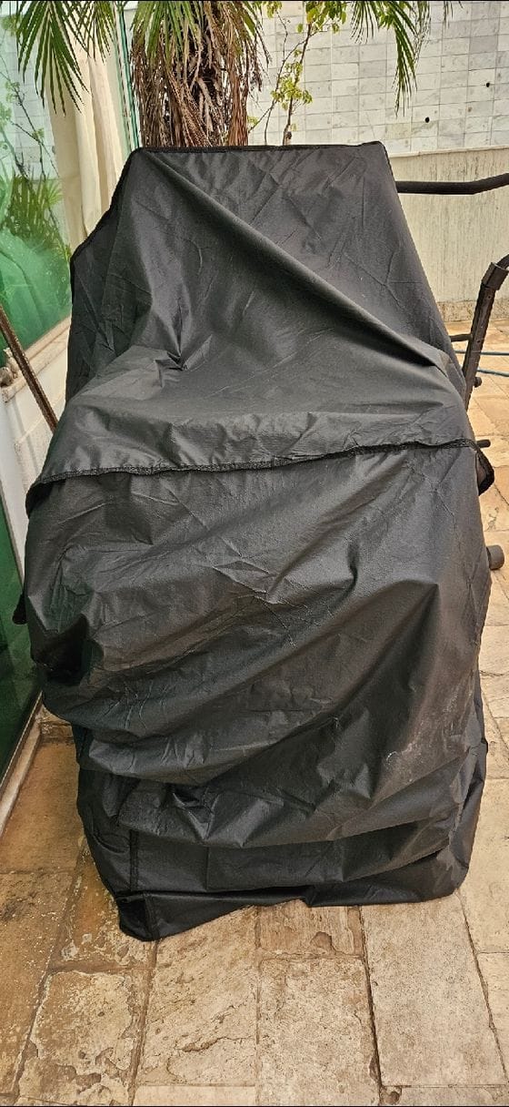 Customer photo review of Capa Impermeável Protetora para Cadeiras de Plástico Empilhadas