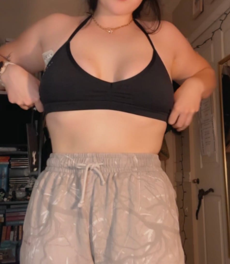 Customer photo review of W335 URBAN V-NECK BRA Fall 24'