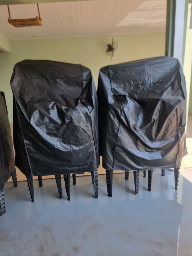 Customer photo review of Capa Impermeável Protetora para Cadeiras de Plástico Empilhadas