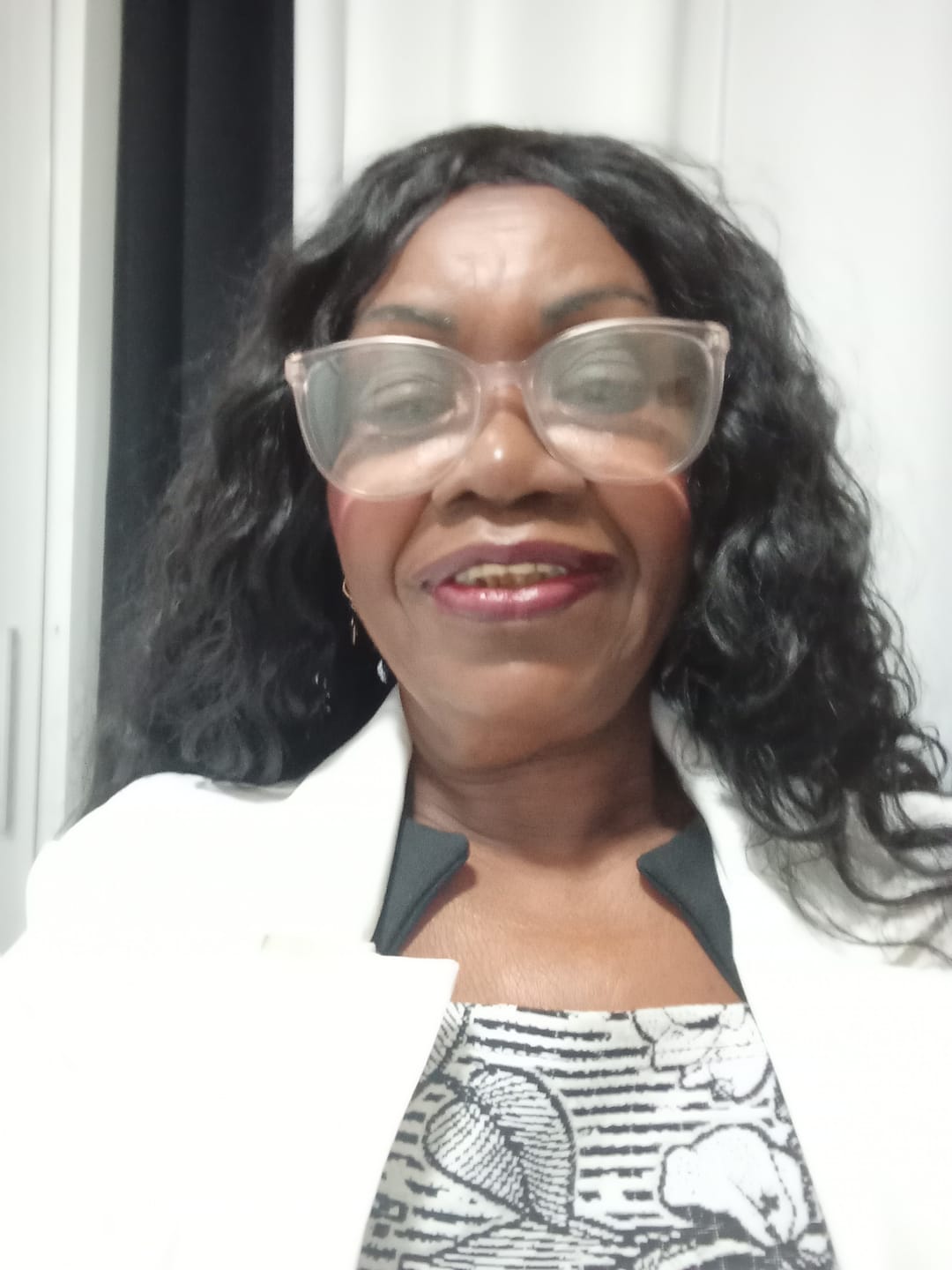 Customer photo review of Peruca Portia Castanho Escuro Cacheada