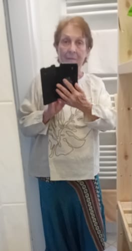 Customer's off-white loose linen T-shirt featuring leaf embroidery, shown in a mirror selfie.