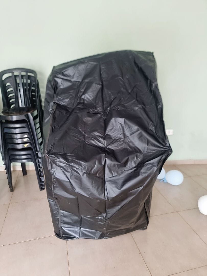 Customer photo review of Capa Impermeável Protetora para Cadeiras de Plástico Empilhadas