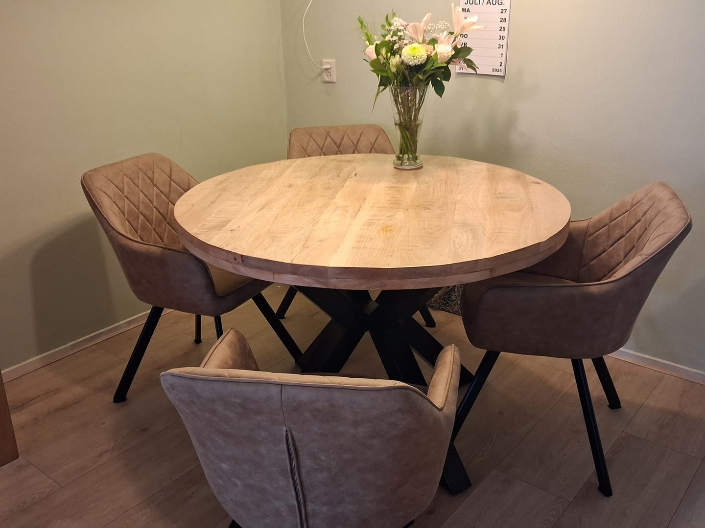 Customer photo review of Brione Draaibare Eetkamerstoel - Taupe