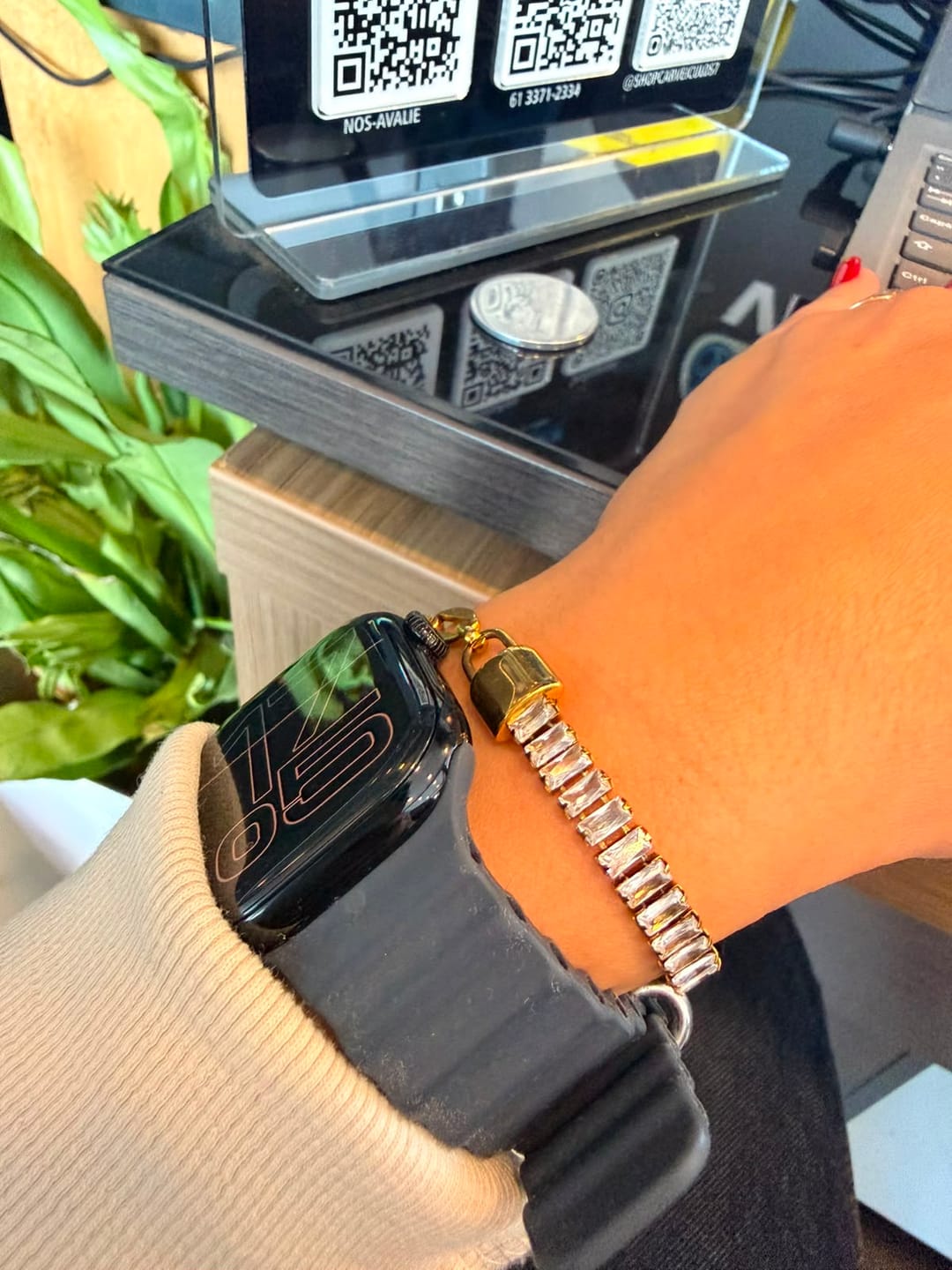 Customer photo review of Pulseira Lock Riviera Baguete Banhado em Ouro 18K