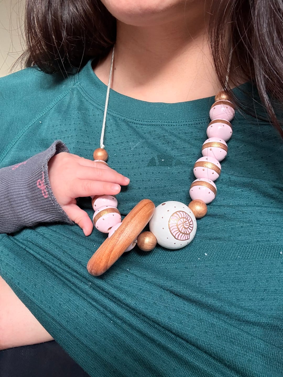 Customer photo review of Collar Lactancia ✦ Caracola Aura Bronze