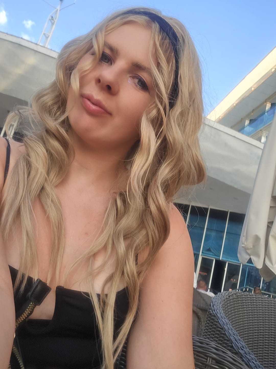 Customer photo review of The Headband Wig Perfect Curl