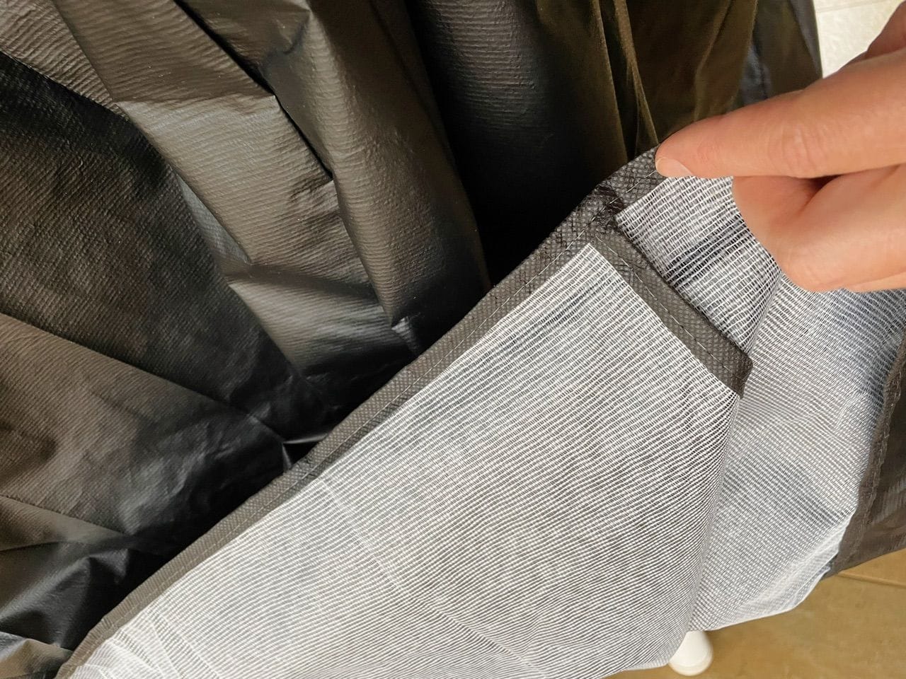 Customer photo review of Capa Impermeável Protetora para Cadeiras de Plástico Empilhadas