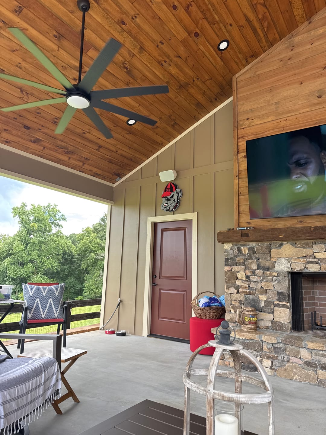 Customer photo review of Georgia Bulldogs "G" 3D Vintage Metal Wall Art