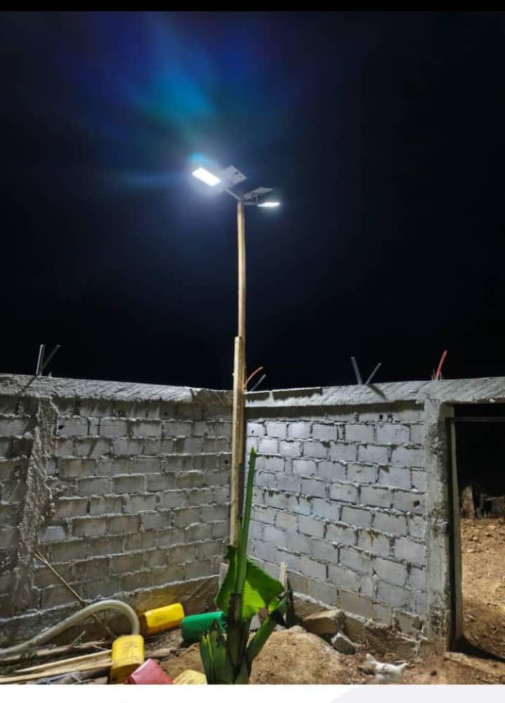 Customer photo review of Le Lampadaire Solaire 12000W : La Solution d'Éclairage Professionnelle pour Vos Projets d'Envergure