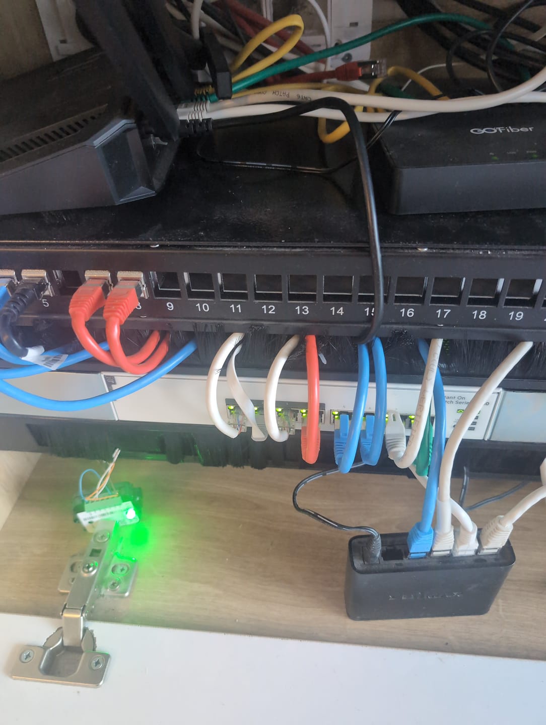 Customer photo review of HPE Networking Instant On 1830 8G 4p Class4 PoE 65W Switch JL811A מתג POE חצי מנוהל 8 פורטים